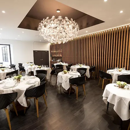 Hotel Logis Des Bourbons 3*